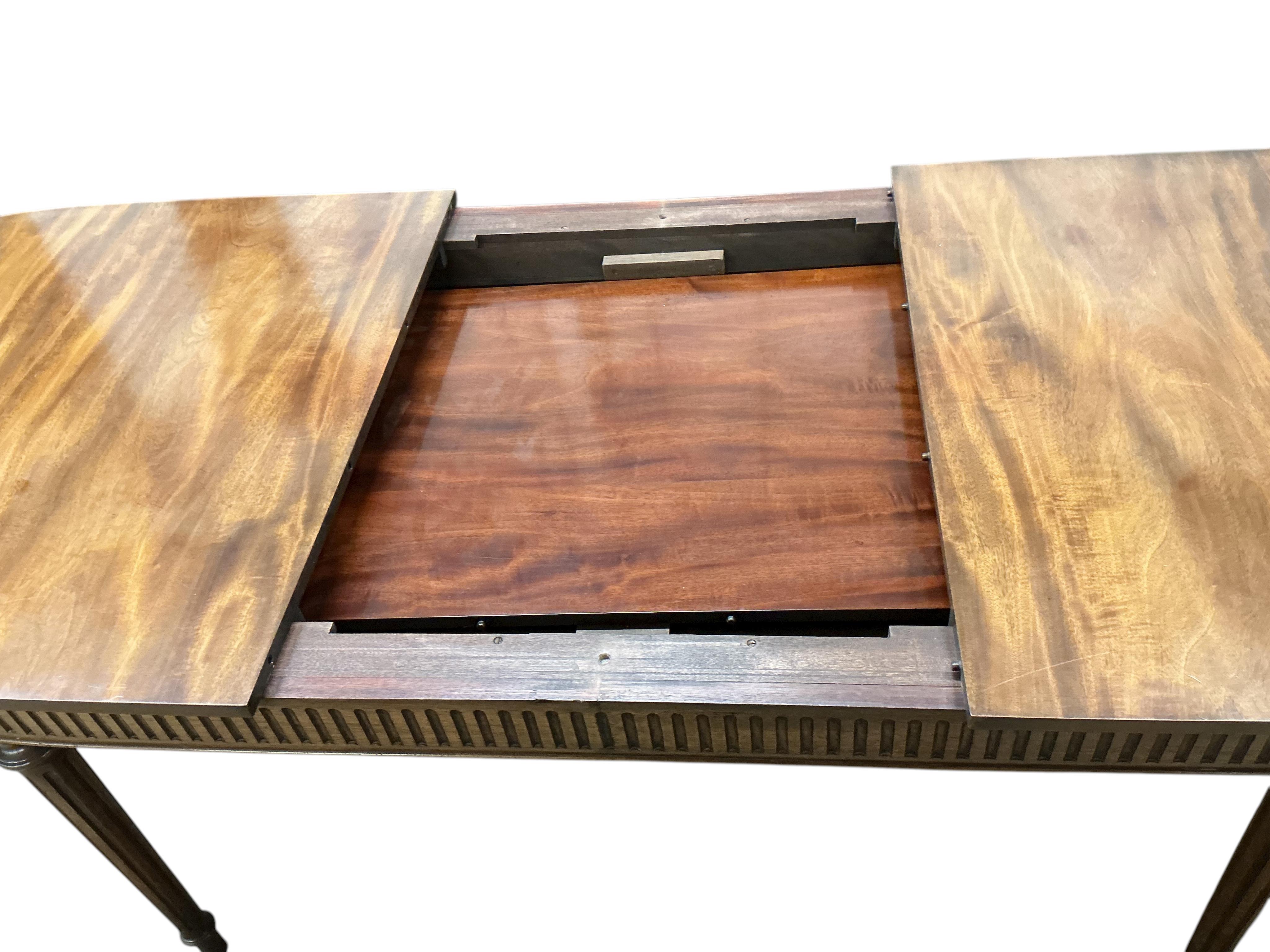 A reproduction Sheraton style mahogany extending dining table, 260cm extended, one spare leaf, width 91cm, height 76cm